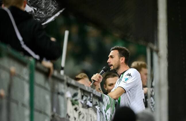 5. Februar 2016: Moenchengladbach, Borussia-Park: Fussball 1. Bundesliga: Borussia Moenchengladbach - SV Werder Bremen: Moenchengladbachs Martin Stranzl jubelt nach dem Spiel in der Nordkurve.