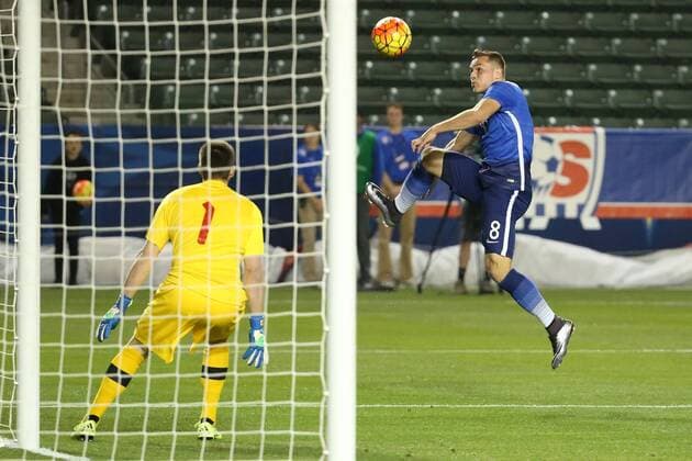 Fußball, USA gewinnt Test gegen Kanada February 5, 2015: U.S.A. Jordan Morris 8 tried to control the pass to get a shot on goal in the game between the Canada and U.S.A., Stub Hub Center in Carson, CA. USA. Photographer: SOC 2016: Canada vs U.S.A. FEB 05 - ZUMAc04_