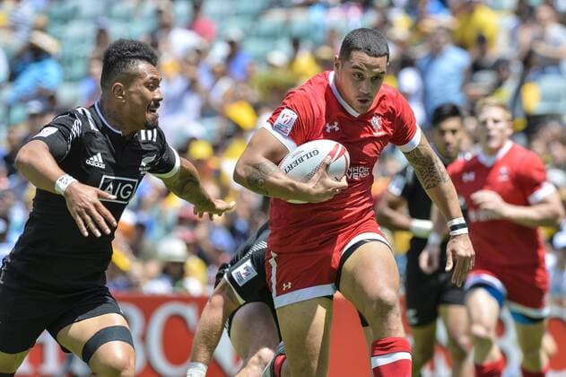 Rugby, HSBC Sevens World Series, Neuseeland - Kanada 06.02.2016. Sydney, Australia. HSBC World Rugby Sevens Sydney day 1. New Zealand versus Canada. Kiwi Ardie Savea about to tackle Mike Fuailefau of Canada. New Zealand won 27-12. xNigelxOwenx  ActionPlus11704482