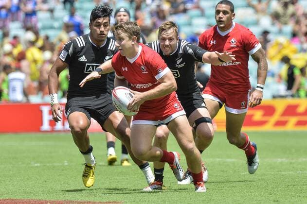 Rugby, HSBC Sevens World Series, Neuseeland - Kanada 06.02.2016. Sydney, Australia. HSBC World Rugby Sevens Sydney day 1. New Zealand versus Canada. Kiwi captain Tim Mikkelson about to pounce. New Zealand won 27-12. xNigelxOwenx  ActionPlus11704487