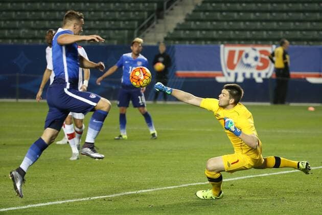 Fußball, USA gewinnt Test gegen Kanada February 5, 2015: Canada goalie Maxime Crepeau 1 punches out the ball as USA Jordan Morris 8 charges the net in the game between the Canada and U.S.A., Stub Hub Center in Carson, CA. USA. Photographer: SOC 2016: Canada vs U.S.A. FEB 05 - ZUMAc04_