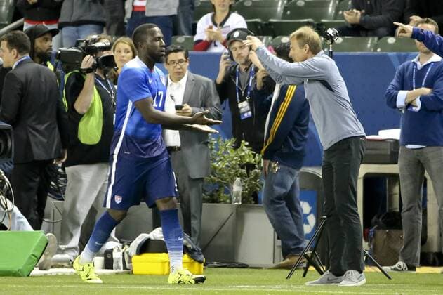 Fußball, USA gewinnt Test gegen Kanada February 5, 2015: USA Jozy Altidore 17 gets a high five from team coach Jurgen Klinsmann in the game between the Canada and U.S.A., Stub Hub Center in Carson, CA. USA. Photographer: SOC 2016: Canada vs U.S.A. FEB 05 - ZUMAc04_