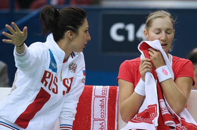 Tennis, FedCup, Russland - Niederlande MOSCOW, RUSSIA. FEBRUARY 6, 2016. Anastasia Myskina (L) and Ekaterina Makarova of Russia seen during a break in Makarova s 2016 Fed Cup World Group 1st Round tennis match against Kiki Bertens of the Netherlands at Olympic Stadium. Sergei Bobylev TASS  TS016AB6