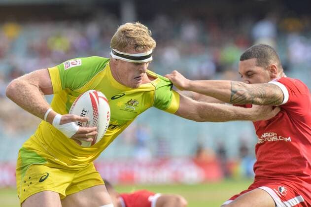 Rugby, HSBC Sevens World Series, Australien - Kanada 06.02.2016. Sydney, Australia. HSBC Australia v Canada. Australias Tom Cusack fends off a tackle. Australia won 26-12. xNigelxOwenx  ActionPlus11704618
