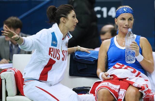 Tennis, FedCup, Russland - Niederlande MOSCOW, RUSSIA. FEBRUARY 6, 2016. Anastasia Myskina (L) and Svetlana Kuznetsova of Russia seen during a break in Kuznetsova s 2016 Fed Cup World Group 1st Round tennis match against Richel Hogenkamp of the Netherlands at Olympic Stadium. Sergei Bobylev TASS  TS016AC9