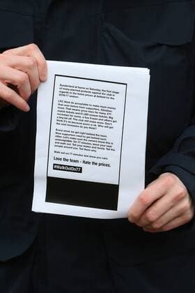 FuÃŸball, Liverpooler Fan-Protest gegen hÃ¶here Ticketpreise 06.02.2016. Anfield, Liverpool, England. Barclays Premier League. Liverpool versus Sunderland. Liverpool fans distributing leaflets protesting against the match ticket price increases. xDavidxBlunsdenx  ActionPlus11704652