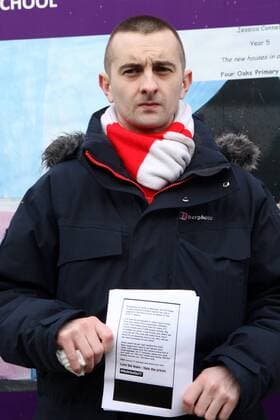 FuÃŸball, Liverpooler Fan-Protest gegen hÃ¶here Ticketpreise 06.02.2016. Anfield, Liverpool, England. Barclays Premier League. Liverpool versus Sunderland. Liverpool fans distributing leaflets protesting against match ticket price increases. xDavidxBlunsdenx  ActionPlus11704654