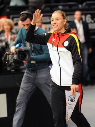 Tennis, FedCup, Deutschland - Schweiz Leipzig Fed Cup Deutschland vs Schweiz, Messehalle eins, Leipzig, 06.02.16, Einzel erster Tag, 1.Einzel: Andrea Petkovic, Ger WTA Tennis Damen Nr.23, vs Belinda Bencic,SUI,WTA Nr.11, beim Einmarsch der Mannschaften wird Angelique Kerber, Ger,WTA Nr.2, gefeiert, Copyright: Franzx Eibner-Pressefoto EP_pfz
