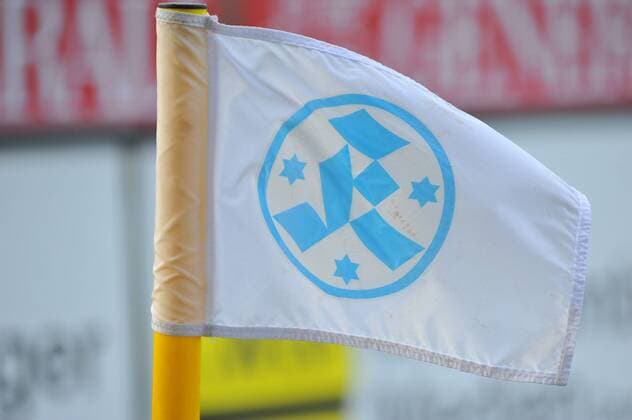 Fußball, Stadiongeschichte Stuttgarter Kickers Eckfahne mit Kickers-Wappen. Deutschland, Stuttgart: Fussball, 3. Liga: SV Stuttgarter Kickers vs. F.C. Hansa Rostock am 06.02.2016, GAZI-StadionAuf der Waldau.