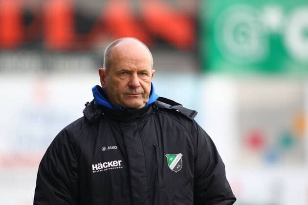 Fußball, Trainerhistorie SV Rödinghausen von 2014 bis heute Trainer Mario Ermisch (SV Rödinghausen) gibt Anweisungen, gestikuliert, mit den Armen gestikulieren, gives instructions, gesticulate SV Rödinghausen - RW Essen ; xygx