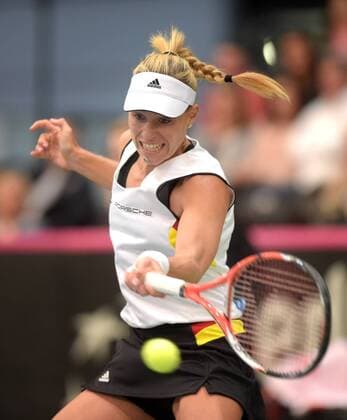 Leipzig Die deutsche Tennisspielerin Angelique Kerber gewinnt ihr Match gegen Timea Bacsinszky aus der Schweiz am 06.02.2016 im Fed-Cup-Viertelfinale Deutschland - Schweiz in Leipzig (Sachsen). Copyright: Modlax Eibner-Pressefoto EP_cma