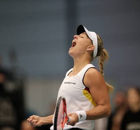 Angelique Kerber (GER) besiegt Timea Bacsinszky (SUI) und gleicht damit zum 1-1 aus. Kerber ballt die Faust und schreit ihre Freude hinaus