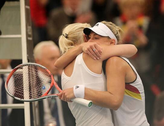 Angelique Kerber (GER) besiegt Timea Bacsinszky (SUI) und gleicht damit zum 1-1 aus. Hier wird Kerber nach dem Spiel von Teamchefin Barbara Rittner gedrückt