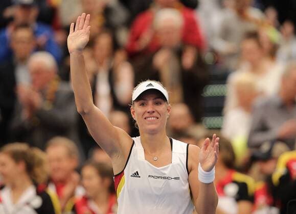 Angelique Kerber (GER) besiegt Timea Bacsinszky (SUI) und gleicht damit zum 1-1 aus. Hier winkt sie ins Publikum