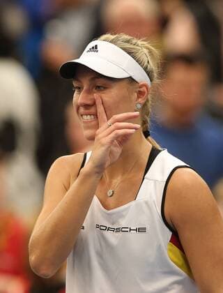 Angelique Kerber (GER) besiegt Timea Bacsinszky (SUI) und gleicht damit zum 1-1 aus. Hier winkt Kerber ins Publikum