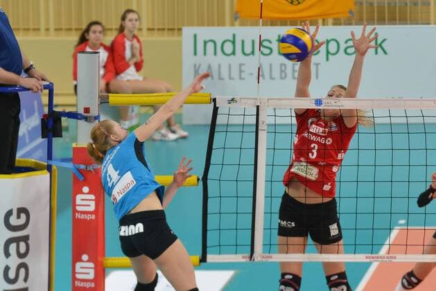 06.02.2016, xtkx, Volleyball 1.Bundesliga Damen, VC Wiesbaden vs. Dresdner SC, emspor v.l. Tanja Grosser (VC Wiesbaden), Kristina Mikhailenko (Dresdner SC),