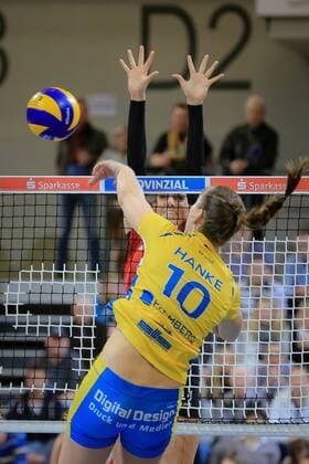Schwerin, 06. February 2016 Volleyball, Saison 2015 2016, Bundesliga Frauen, Schweriner SC - Rote Raben Vilsbiburg: Denise Hanke (Schweriner SC, 10) - Lena Stigrot (Rote Raben Vilsbiburg, 14)