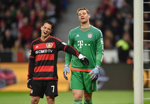 Themen der Woche - Sport Bilder des Tages - SPORT 06.02.2016, Fussball, Saison 2015 2016, 1. Bundesliga, 20. Spieltag, Bayer 04 Leverkusen - FC Bayern München, Chicharito, Javier Hernandez, (Bayer 04 Leverkusen), li., mit Torwart Manuel Neuer (Bayern Muenchen)
