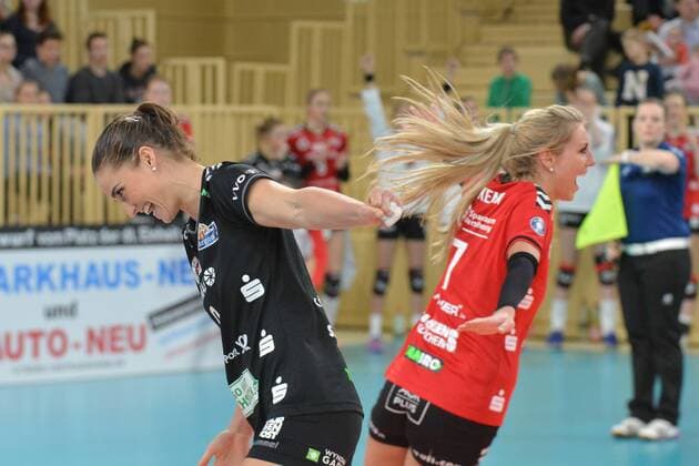 06.02.2016, xtkx, Volleyball 1.Bundesliga Damen, VC Wiesbaden vs. Dresdner SC, emspor v.l. Myrthr Schoot (Dresdner SC), Laura Dijkema (Dresdner SC),