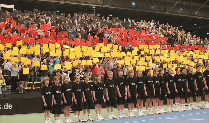 Deutsche Fans halten schwarze, rote und gelbe Pappen hoch