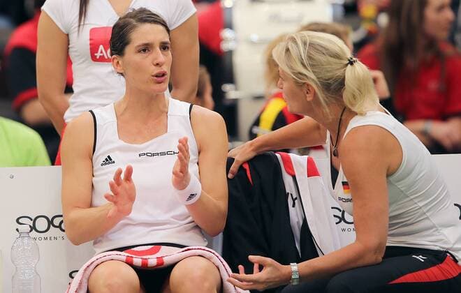 Andrea Petkovic (Germany) unzufrieden, rechts Teamchefin Barbara Rittner (Germany)