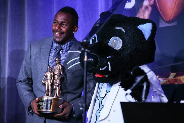 06 FEB 2016: Carolina Panthers outside linebacker Thomas Davis (58) and the Carolina Panthers Mascot pose for photos after winning 2016 Bart Starr Award at the grand ballroom of the Hilton Union Square in San Francisco California. (Photo by Rich Graessle Icon Sportswire) NFL American Football Herren USA FEB 06 Super Bowl 50 - Super Bowl Breakfast Icon02061656350 EDITORIAL USE ONLY