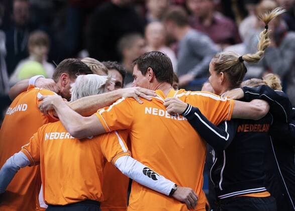 Tennis, FedCup, Niederlande besiegt Russland MOSCOW, RUSSIA. FEBRUARY 7, 2016. The Dutch team celebrates winning the 2016 Fed Cup World Group 1st Round Russia vs the Netherlands tennis event at the Olimpiysky Stadium. Sergei Bobylev TAS  TS016B91