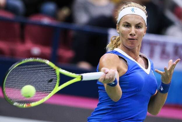 Tennis, FedCup, Niederlande besiegt Russland MOSCOW, RUSSIA. FEBRUARY 7 2016. Svetlana Kuznetsova of Russia hits a return against Kiki Bertens of the Netherlands during the 2016 Fed Cup World Group 1st Round tennis match at the Olimpiysky Stadium. Sergei Bobylev TASS  TS016B92