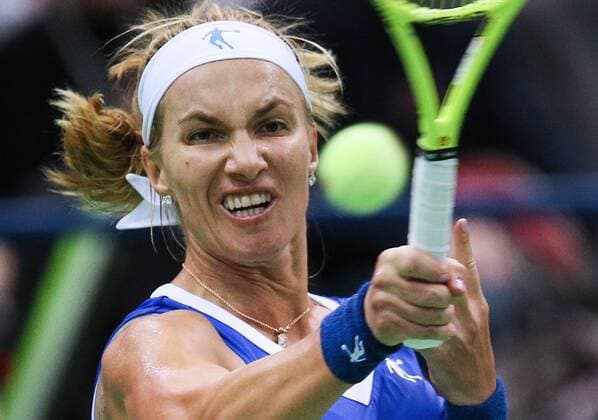 Tennis, FedCup, Niederlande besiegt Russland MOSCOW, RUSSIA. FEBRUARY 7 2016. Svetlana Kuznetsova of Russia hits a return against Kiki Bertens of the Netherlands during the 2016 Fed Cup World Group 1st Round tennis match at the Olimpiysky Stadium. Sergei Bobylev TASS  TS016B8F