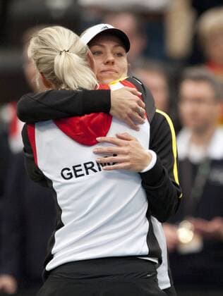 Vor dem Match: Angelique KERBER (re) umarmt Teamchefin Barbara RITTNER (beideGER) Tennis Fed Cup 2016, Deutschland - Schweiz in Leipzig, Deutschland am 07.02.2016,