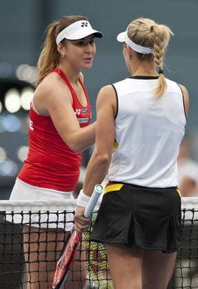 Nach dem Spiel: Shake Hand zwischen Belinda BENCIC (SUI) und Angelique KERBER (re GER) Tennis Fed Cup 2016, Deutschland - Schweiz in Leipzig, Deutschland am 07.02.2016,