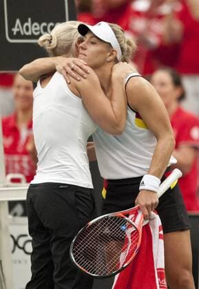 Nach dem verlorenen Spiel. Angelique KERBER (re) umarmt Teamchefin Barbara RITTNER (beideGER) Tennis Fed Cup 2016, Deutschland - Schweiz in Leipzig, Deutschland am 07.02.2016,