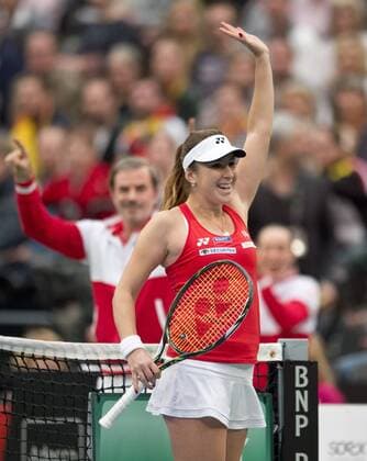 Belinda BENCIC jubelt Hinten: Teamchef Heinz GUENTHARDT (beideSUI) Tennis Fed Cup 2016, Deutschland - Schweiz in Leipzig, Deutschland am 07.02.2016,