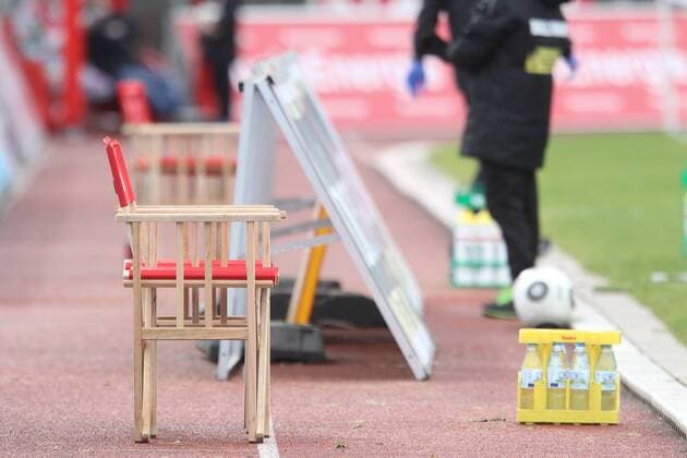 Fußball, Stadiongeschichte SC Fortuna Köln Fussball 3. Liga 24. Spieltag am Samstag, 07. Februar 2016 im Südstadion Köln-Zollstock: Fortuna Köln gegen Holstein Kiel Leere Trainerbank Fussball 3. Liga Fortuna Köln - Holstein Kiel