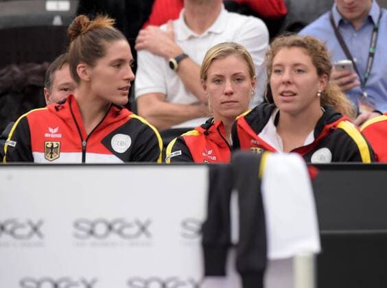 Leipzig Andrea Petkovic (GER), Angelique Kerber (GER) und Anna-Lena Friedsam (GER) (l-r) beim Fed Cup Erste Runde, 4. Spiel - Annika Beck (GER) vs Timea Bacsinszky (SUI), 07.02.2016 Copyright: Modlax Eibner-Pressefoto EP_cma