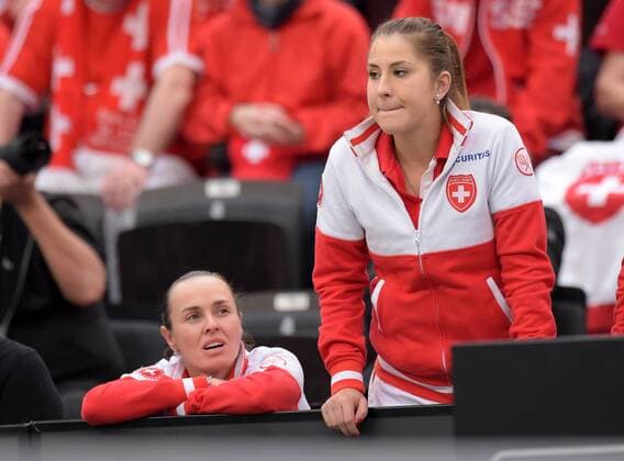 Leipzig Martina Hingis (SUI) und Belinda Bencic (SUI) beim Fed Cup Erste Runde, 4. Spiel - Annika Beck (GER) vs Timea Bacsinszky (SUI), 07.02.2016 Copyright: Modlax Eibner-Pressefoto EP_cma