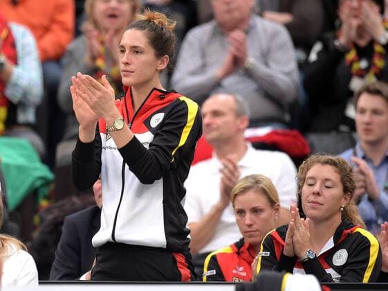 Leipzig Andrea Petkovic (GER), Angelique Kerber (GER) und Anna-Lena Friedsam (GER) (l-r) beim Fed Cup Erste Runde, 4. Spiel - Annika Beck (GER) vs Timea Bacsinszky (SUI), 07.02.2016 Copyright: Modlax Eibner-Pressefoto EP_cma