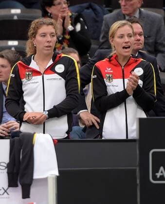 Leipzig Anna-Lena Friedsam (GER) und Angelique Kerber (GER) beim Fed Cup Erste Runde, 4. Spiel - Annika Beck (GER) vs Timea Bacsinszky (SUI), 07.02.2016 Copyright: Modlax Eibner-Pressefoto EP_cma