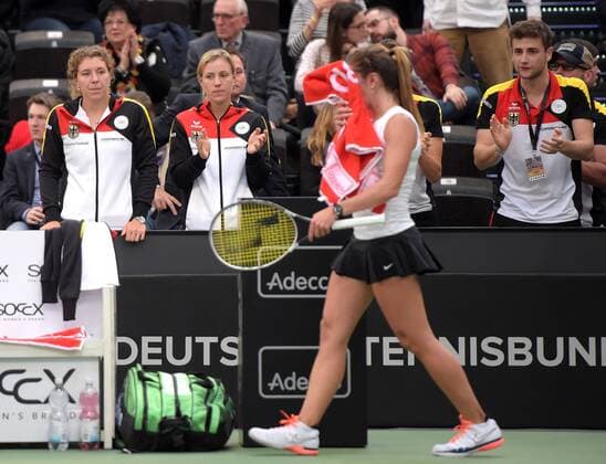 Leipzig Anna-Lena Friedsam (GER) und Angelique Kerber (GER) beim Fed Cup Erste Runde, 4. Spiel - Annika Beck (GER) vs Timea Bacsinszky (SUI), 07.02.2016 Copyright: Modlax Eibner-Pressefoto EP_cma