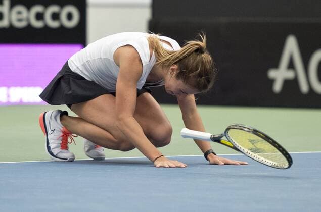 Jubel nach dem Ausgleichssieg zum 2-2 im Einzelmatch: Annika BECK (GER) geht jubelnd auf die Knie. Tennis Fed Cup 2016, Deutschland - Schweiz in Leipzig, Deutschland am 07.02.2016,
