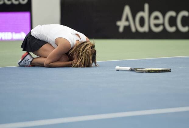 Themen der Woche - Sport Bilder des Tages - SPORT Jubel nach dem Ausgleichssieg zum 2-2 im Einzelmatch: Annika BECK (GER) geht jubelnd auf die Knie. Tennis Fed Cup 2016, Deutschland - Schweiz in Leipzig, Deutschland am 07.02.2016,