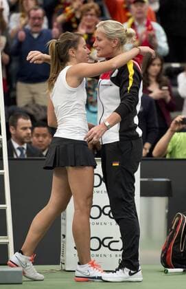 Jubel nach dem Ausgleichssieg zum 2-2 im Einzelmatch: Annika BECK umarmt Teamchefin Barbara RITTNER (re beideGER) Tennis Fed Cup 2016, Deutschland - Schweiz in Leipzig, Deutschland am 07.02.2016,