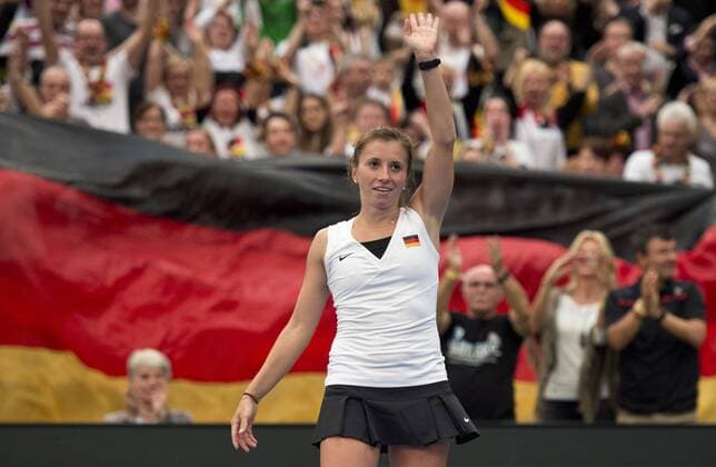 Jubel nach dem Ausgleichssieg zum 2-2 im Einzelmatch: Freude bei Annika BECK (GER) Tennis Fed Cup 2016, Deutschland - Schweiz in Leipzig, Deutschland am 07.02.2016,