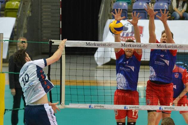 07.02.2016, xtkx, Volleyball 1.Bundesliga, United Volleys Frankfurt - SVG Lüneburg, emspor v.l. Steven Marshall (Lueneburg) , Jan Zimmermann (United Volleys) , Jan Kobucar (United Volleys) ,