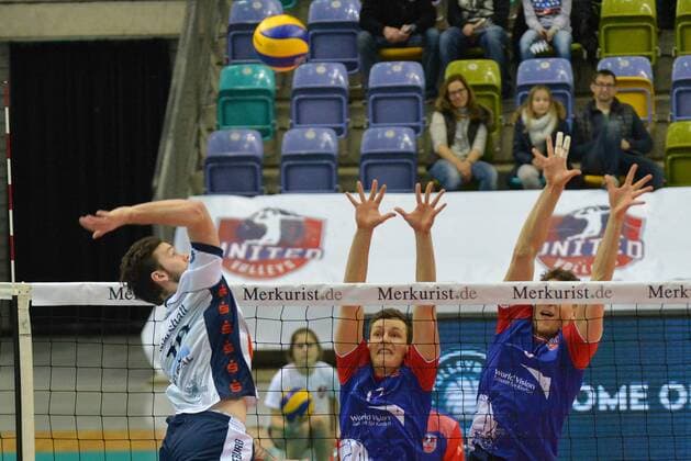 07.02.2016, xtkx, Volleyball 1.Bundesliga, United Volleys Frankfurt - SVG Lüneburg, emspor v.l. Steven Marshall (Lueneburg) , Jan Zimmermann (United Volleys) , Lukas Bauer (United Volleys),