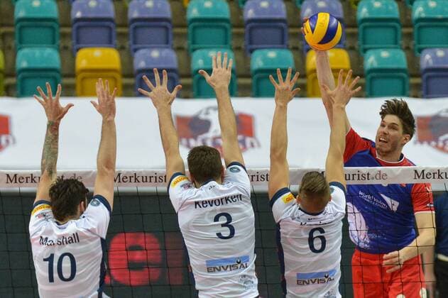07.02.2016, xtkx, Volleyball 1.Bundesliga, United Volleys Frankfurt - SVG Lüneburg, emspor v.l. Steven Marshall (Lueneburg) , Scott Michael Kevorken (Lueneburg) , Adam Kocian (Lueneburg) , Jan Kobucar (United Volleys) ,