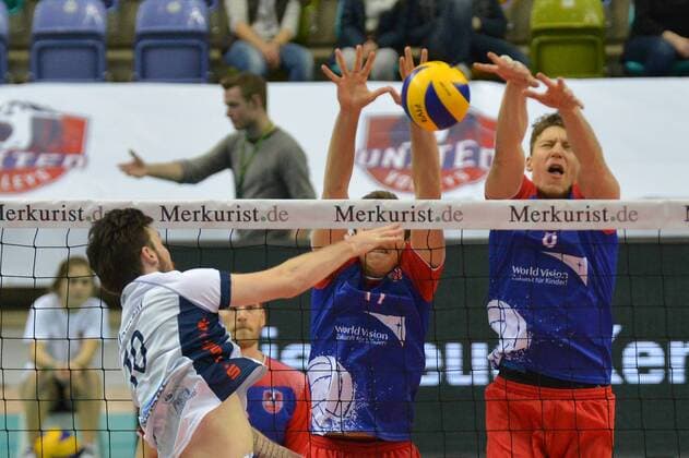07.02.2016, xtkx, Volleyball 1.Bundesliga, United Volleys Frankfurt - SVG Lüneburg, emspor v.l. Steven Marshall (Lueneburg) , Jan Zimmermann (United Volleys) , Lukas Bauer (United Volleys),