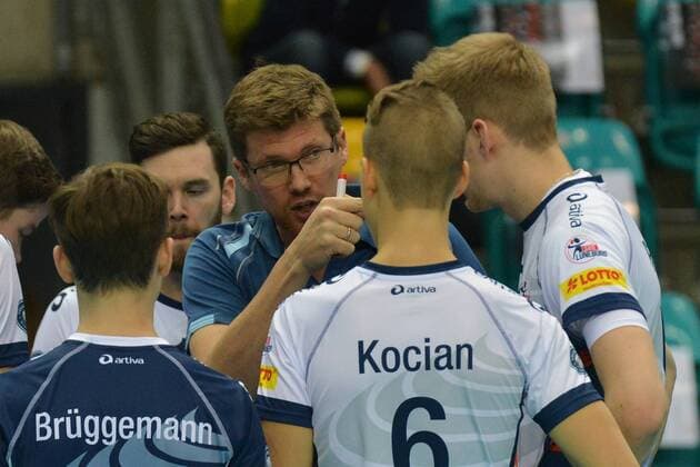 07.02.2016, xtkx, Volleyball 1.Bundesliga, United Volleys Frankfurt - SVG Lüneburg, emspor v.l. Erik Jojn Mattson (Lueneburg) Adam Kocian (Lueneburg) , Trainer Stefan Huebner (Lueneburg) ,