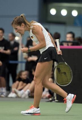 Annika BECK (GER) jubelt nach einem Punktgewinn. Tennis Fed Cup 2016, Deutschland - Schweiz in Leipzig, Deutschland am 07.02.2016,