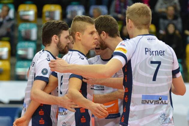 07.02.2016, xtkx, Volleyball 1.Bundesliga, United Volleys Frankfurt - SVG Lüneburg, emspor v.l. Adam Kocian (Lueneburg) , Jannik Poerner (Lueneburg) ,